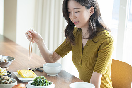 用餐的青年女子图片