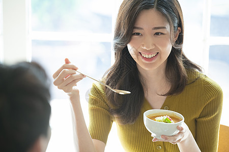 用餐的青年女子图片