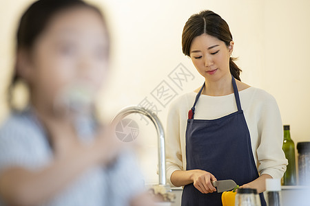 厨房处理食材切菜的成年女子图片