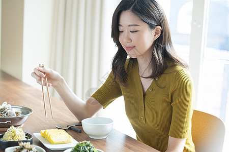 青年女子吃饭用餐图片