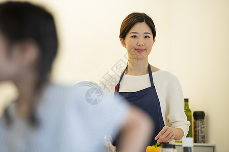 厨房制作料理的成年女子图片