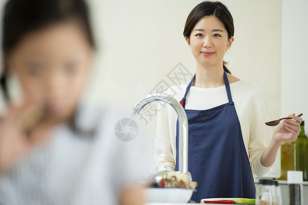 厨房制作料理的成年女子图片