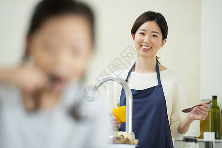 厨房穿着围裙的成年女子图片