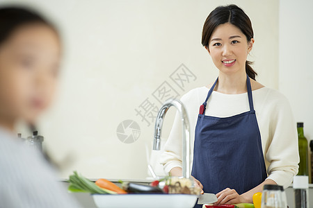 厨房切菜的成年女性图片