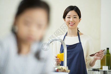 穿着围裙处理食材的年轻女子图片