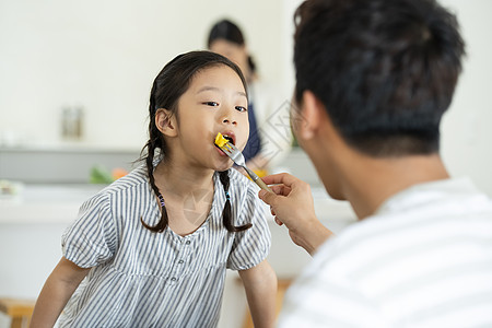 喂食女儿的父亲背影图片