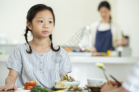 餐桌上吃饭的小女孩图片