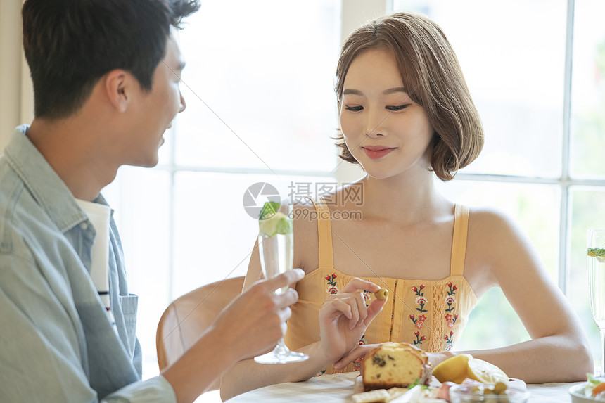 年轻情侣约会喝酒图片