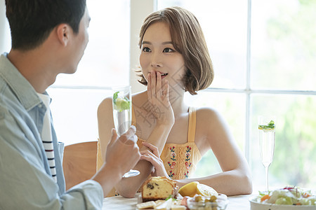 约会聚餐的青年男女图片