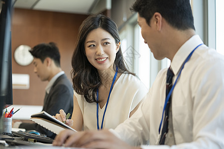 办公室工作的女孩子图片