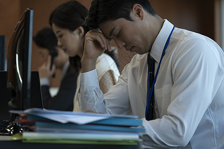 深夜加班疲惫的商务男性图片