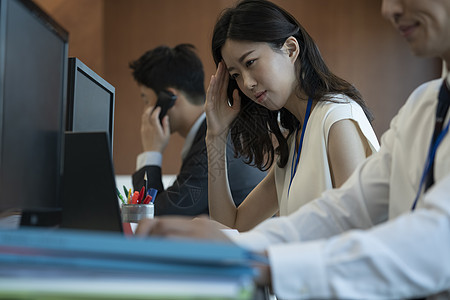 加班疲惫头疼的商务女性图片