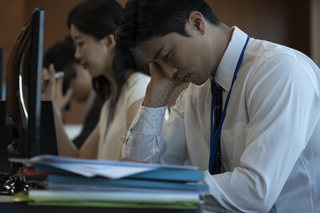 深夜加班头疼疲劳的商务男性图片