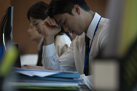 深夜加班头疼疲劳的商务男性图片