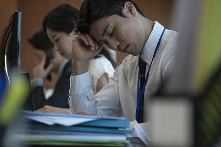 深夜加班头疼疲劳的商务男性图片