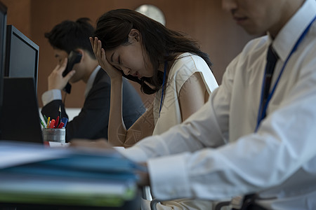 深夜加班过度疲劳头疼的商务女性图片