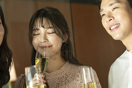 年轻男女酒会碰杯庆祝图片