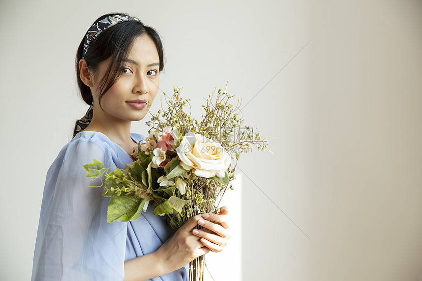 发式房子兼差花和女人肖像图片