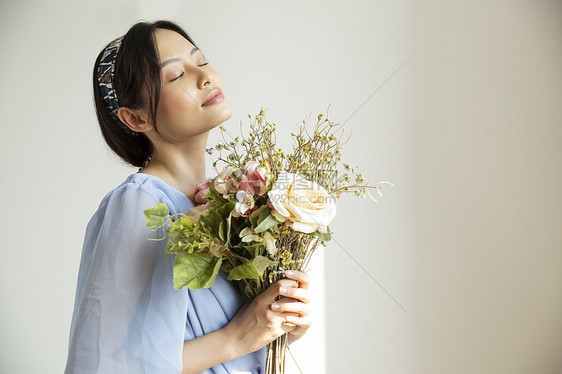 干花发型女生花和女人肖像图片