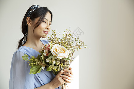 客厅干花丰胸花和女人肖像图片