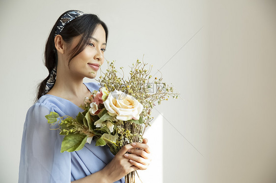 客厅干花丰胸花和女人肖像图片