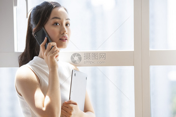 职业妇女智能手机年轻女子打电话的女商人图片