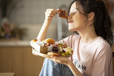 女一个盘子社群网站一个女人享受烹饪图片