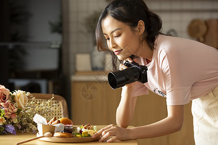 快乐营养素青年回家烹调盘子的妇女图片