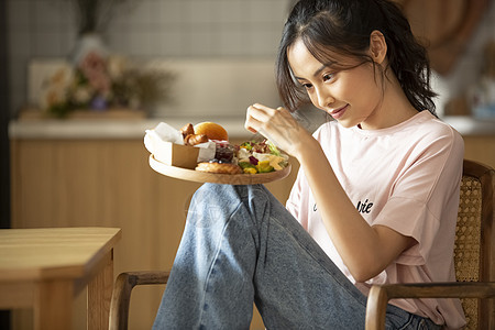 有趣营养烹调一个女人享受烹饪图片