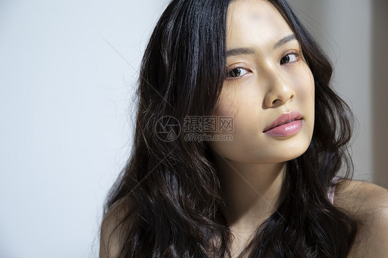 白人年轻女子模特儿自然之美图片