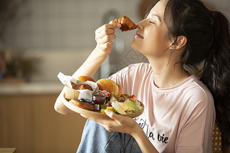 面包网站亚洲人营养吃一个女人享受烹饪背景