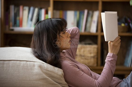 年轻美女居家阅读图片