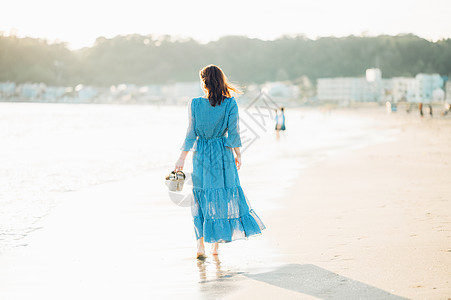夏天走路步行一个女人在海里图片