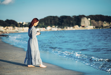 外出休息晚礼服一个女人在海里图片