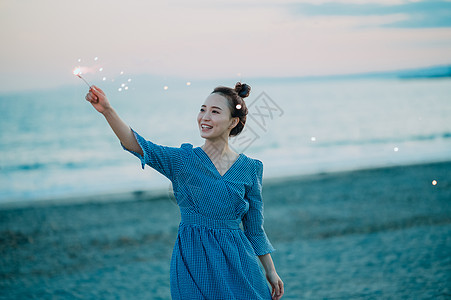 烟火户外沙滩海上烟花图片