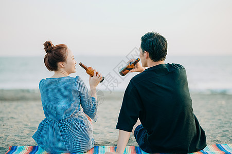 蓝色的水女孩胸像海中的情侣图片