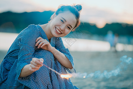 演奏女生一人海上烟花图片