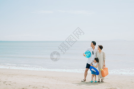 玩耍夏天家人享受海水浴的家庭图片