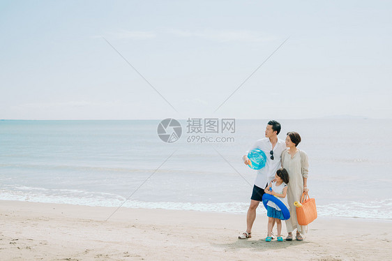 玩耍夏天家人享受海水浴的家庭图片
