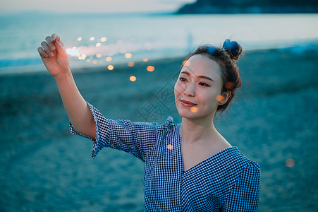 年轻美女海边烟花图片