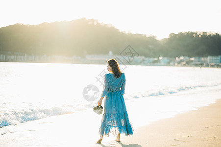 漫步日光海滨一个女人在海里图片