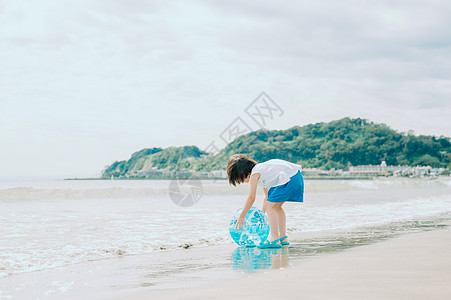 海边度假的一家人图片