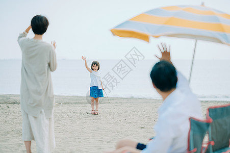 海边度假的一家人图片