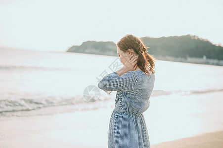 海边沙滩漫步的美女图片