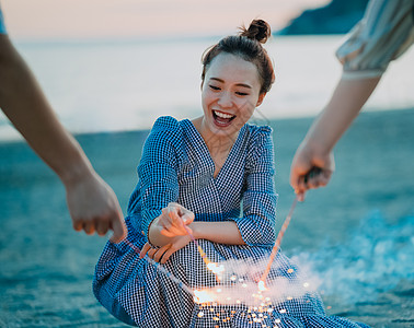 海边沙滩漫步的美女高清图片