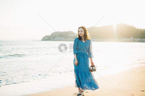 海边沙滩漫步的美女图片