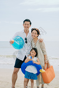 海边度假的一家人图片