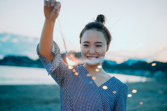 海边沙滩漫步的美女图片