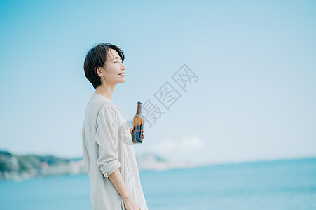 海边沙滩漫步的美女图片