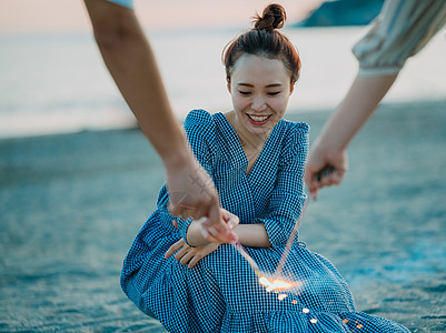 海边沙滩漫步的美女图片